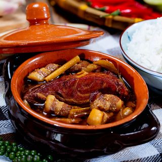 File de somon in inabusit cu fleica de porc, servit cu orez