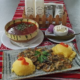 Meniul zilei 5 Bors de fasole + Tocanita de ciuperci (post)