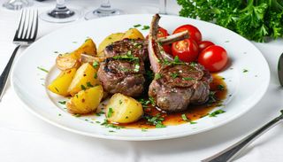 Cotlet de berbecuț cu cartofi mediteraneeni