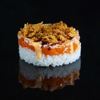 Tartar de arroz con salmón y cebolla