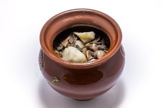 Пельмені в горщику з грибною підливою (280г)