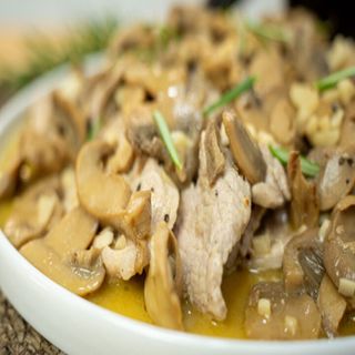 BIFINHOS DE PORCO COM MOLHO DE COGUMELOS 