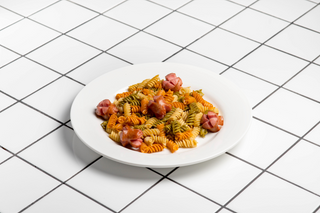 Цветные макароны с сосисками