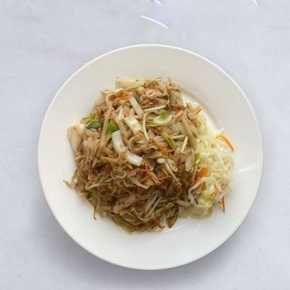 V10 Smażony makaron ryżowy z krewetkami i warzywami