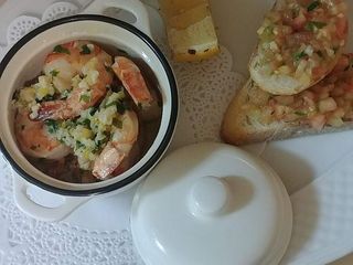 Креветки в білому вині з зеленню та часником (та томатна сальса на тостах з чіабати)