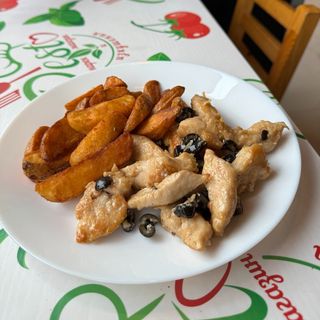 Лимонено пиле с маслини и  гарнитура пържени картофи (350г)