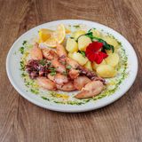 Lignje na žaru sa mladim krompirom i baby spanaćem