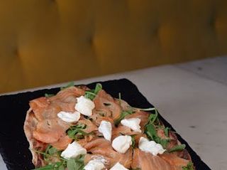 Pinsa La Norway (20 Cm. A 30 Cm. Aprox.)