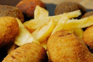 Croquetas De Espinacas Con Queso Azul Y Piñones (8 Uds.)