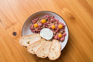 Steak Tartar De Vaca Amb Mantega D'Herbes I Cremós De Rovell D'Ou