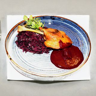 Pulpa de rata confit servit cu piure si ceapa caramelizata