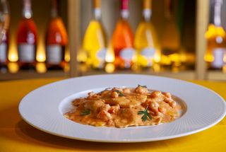 Ravioli bogavante con salsa Bisque de Marisco