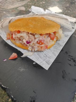 Arepa salpicón de atun