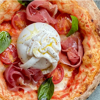 Піца з буратою та прошуто