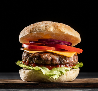 Hamburguesa de ternera con queso, tomate y ensalada