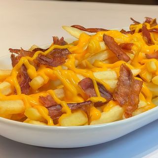 Patatas con queso cheddar y bacon