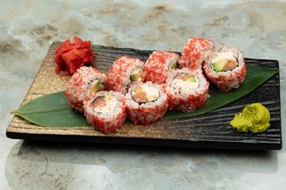 Каліфорнія з лососем та крем з раку (300г)