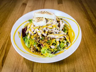 ENSALADA DE PULLED CHICKEN CON RULO DE CABRA