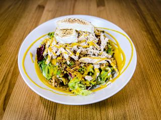 ENSALADA DE PULLED CHICKEN CON RULO DE CABRA