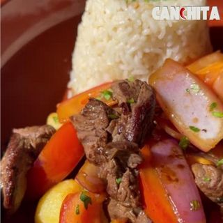 LOMO SALTADO CON ARROZ Y PAPAS FRITAS