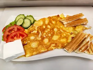 Omlet sa  šunkom i trapistom