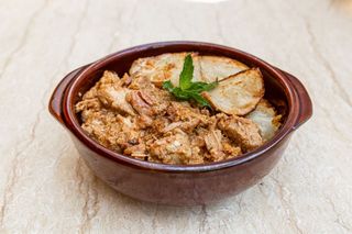 Meso na seljački način sa mladim krompirićima u kori 450 gr