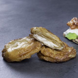 Patatas De Olot De Queso De Cabra Y Cebolla Caramelizada (1 Ud.)