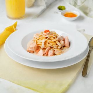 Фетучини с семгой и грибами