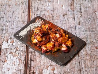 Media Ración De Pulpo Gallego Sobre Parmentiere De Patata