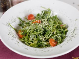 Salata od rukole, čeri paradajza i parmezana