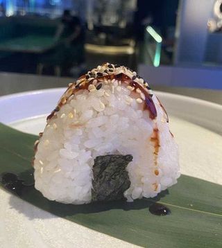 343. Onigiri salmone Philadelphia
