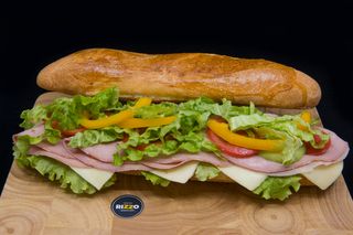 Sendvič s mortadellom i sirom mali