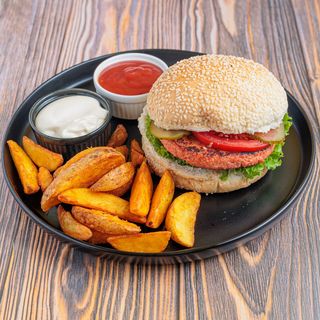 Vege burger sa hrskavim krompirićima