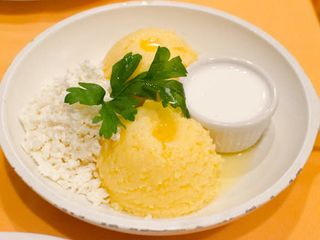 Mămăliguță cu brânză și smântână