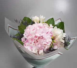 Buchet cu hortensie si frezii