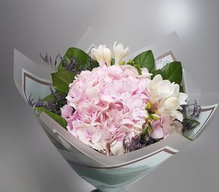 Buchet cu hortensie si frezii