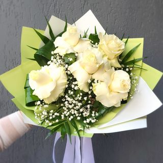 Buchet  cu 5 trandafiri albi cu petale întoarse 