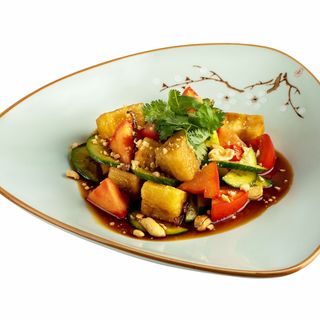 Салат с теплыми баклажанами в панировке