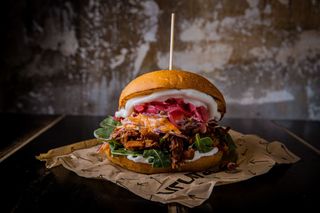 BBQ Pulled Mushroom Bap Burger  Con Patatas Fritas