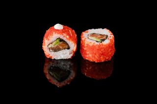 Рол Каліфорнія з лососем у тобіко