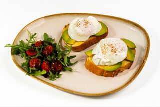 Ouă poșate cu toast & avocado