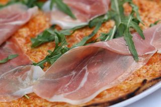 Тънка пица с прошуто и рукола (300г)