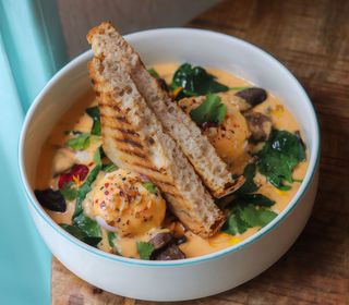 Thai huevos benedict