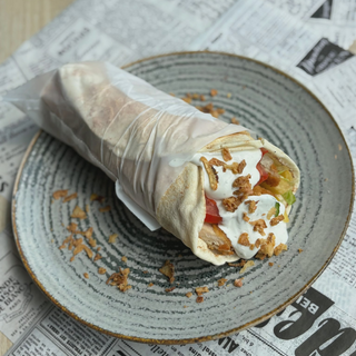 Shaorma cu snitel si crema feta