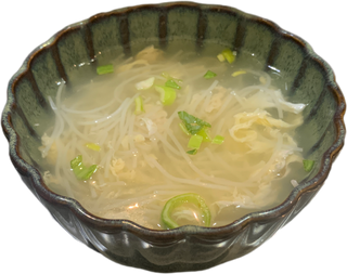 Sopa de pollo con Fideo鸡肉粉丝汤