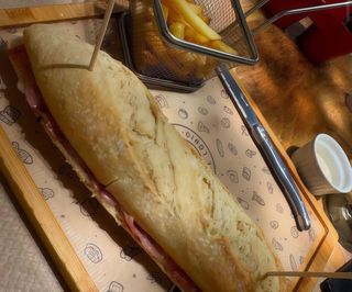 Bocadillo de bacon con queso