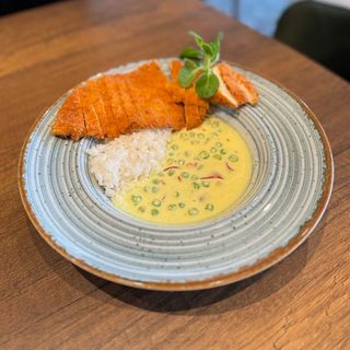 Pohovani pileći file sa kremastim kari sosom