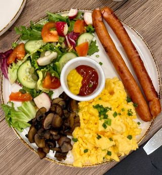 Jajecznica na maśle, 2 frankfurterki