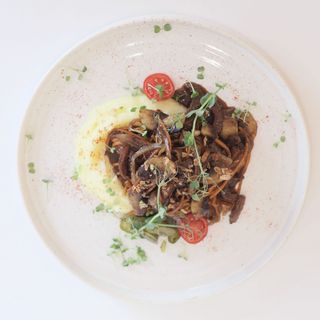 Говядина в бальзамическом соусе с картофельным пюре