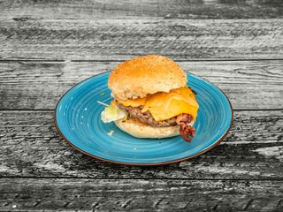 Hamburger con pomodoro, emmental, zucchine grigliate e salsa